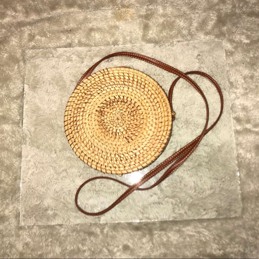 Round straw basket beach bag